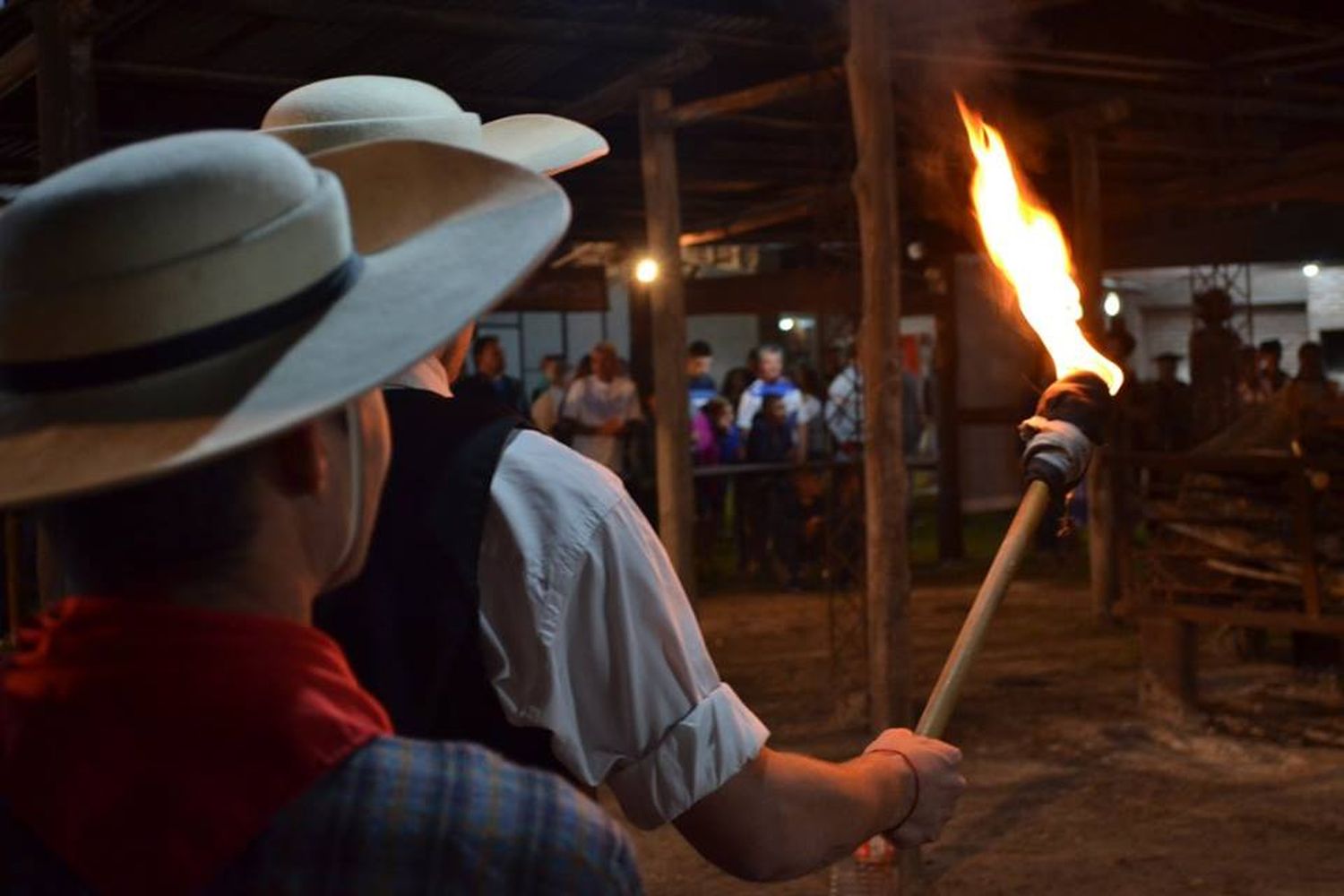 Se enciende el fuego en el patio de asadores de la XVI Fiesta Nacional del Asado con Cuero