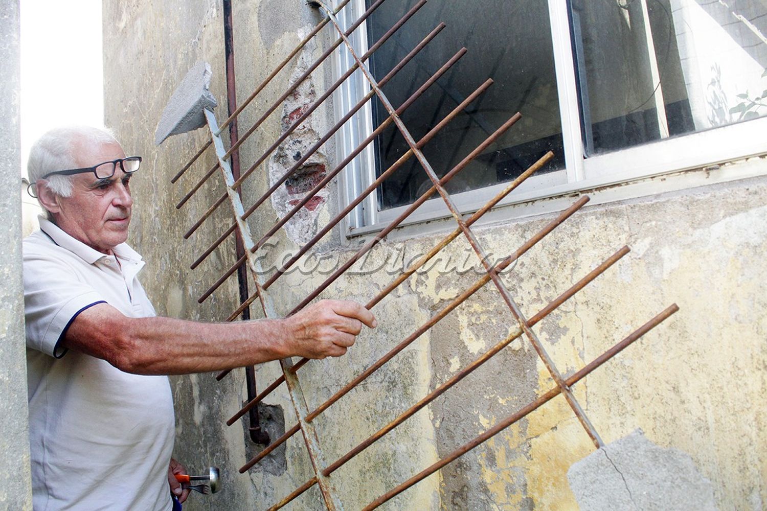 Con impunidad. Ladrones desprendieron la reja que cubría la ventana, como lo muestra el damnificado