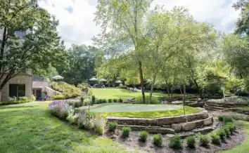 La mansión cuenta con un gran patio