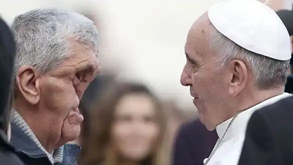 Difunden otra conmovedora foto del Papa 