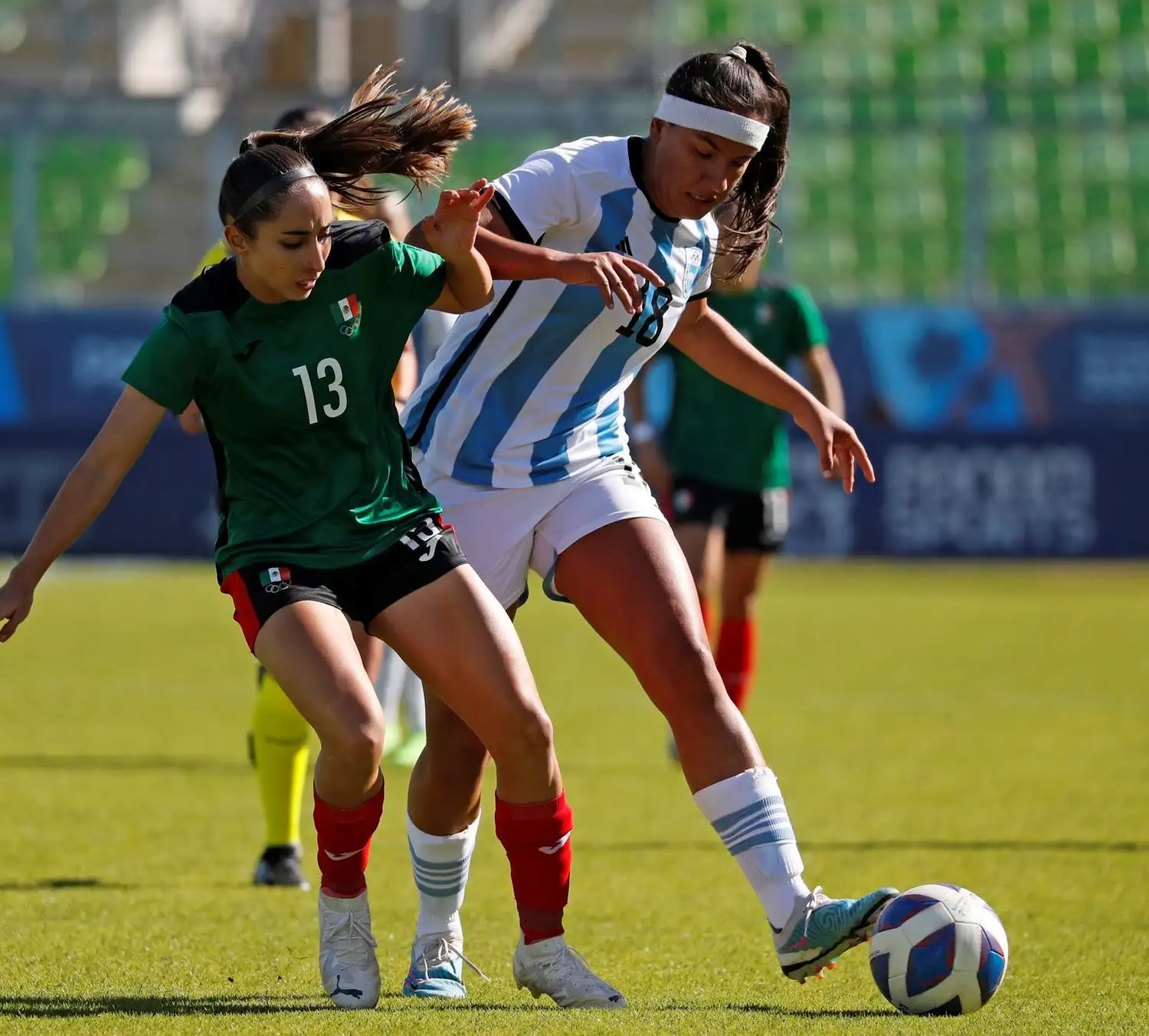 Estefanía Palomar lucha por la pelota.