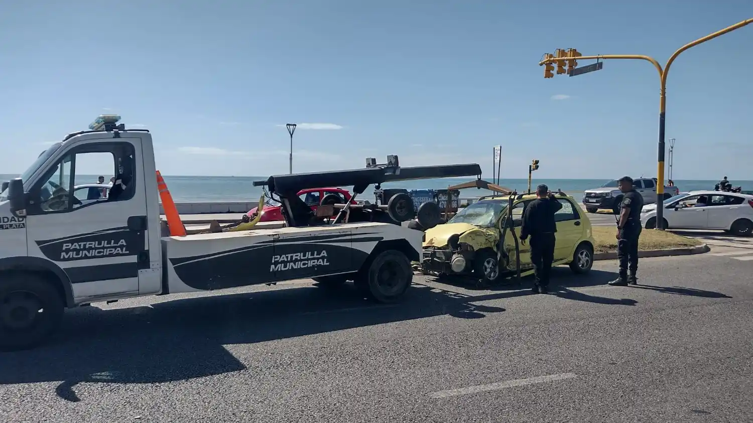 Fuerte choque en la costa: una mujer fue hospitalizada tras chocar con un camión