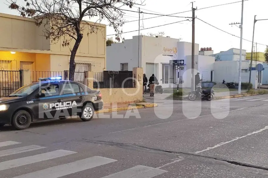 Susto grande para una madre y su hijo de dos años por un choque entre su moto y una camioneta