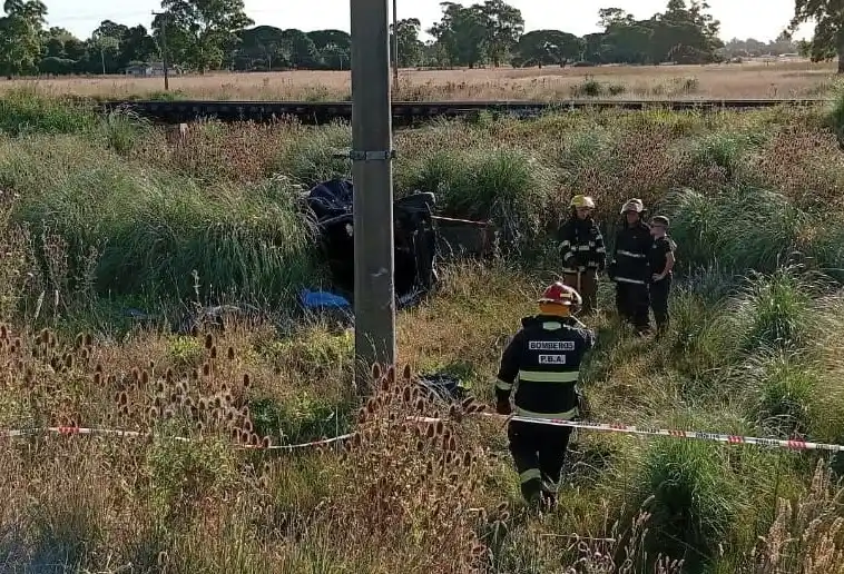 Bomberos trabajaron en el lugar donde ocurrió el luctuoso accidente.