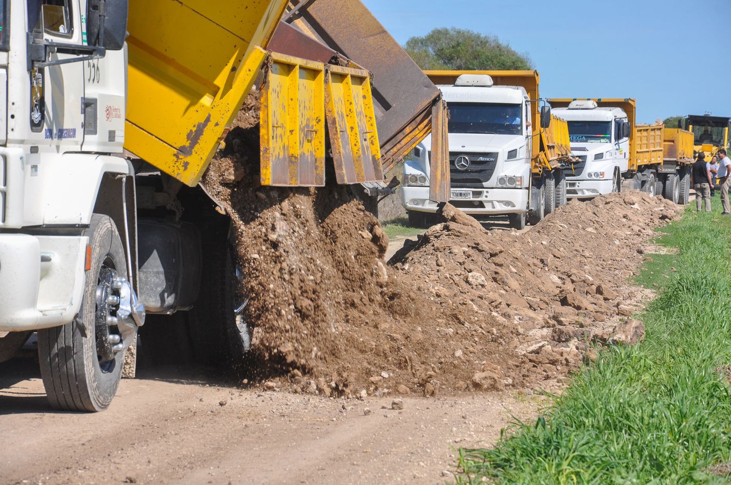 Grupo Motta donará la broza para recomponer dos caminos de la zona