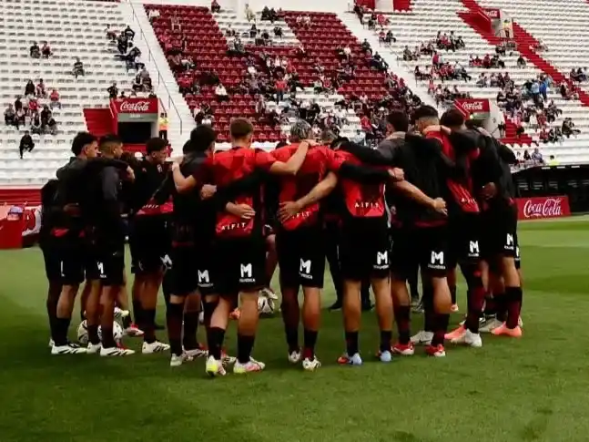 El plantel de Newell's volvió a suspender el entrenamiento por demanda salarial.Foto:@newells