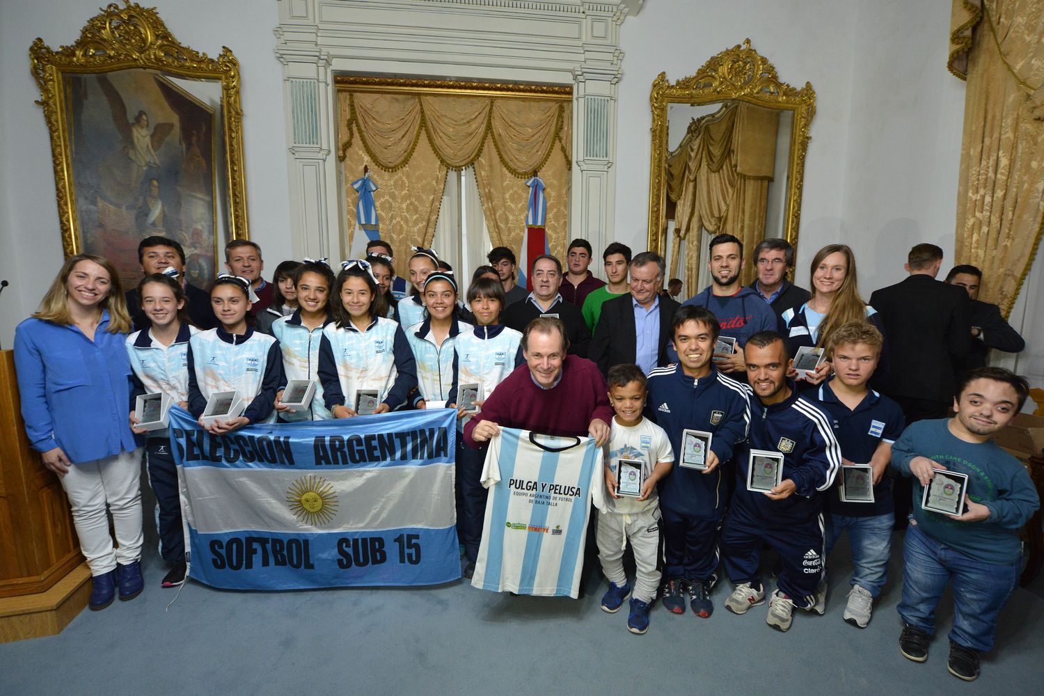 Bordet distinguió a jóvenes deportistas y entregó aportes a entidades deportivas de la provincia