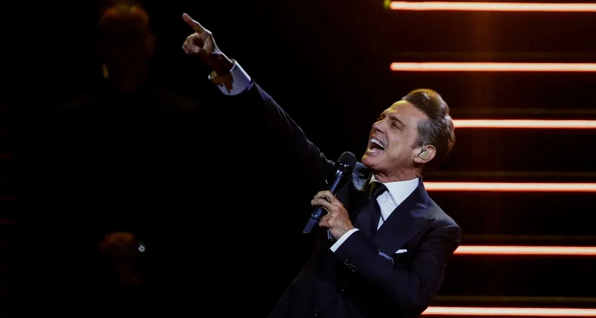 El artista confirmó que extenderá su Luis Miguel Tour al 2024. Crédito: Reuters/Agustin Marcarian