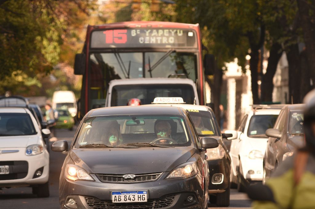 Vandalismo y violencia en Santa Fe: un colectivo de la Línea 15 fue blanco de un ataque a piedrazos