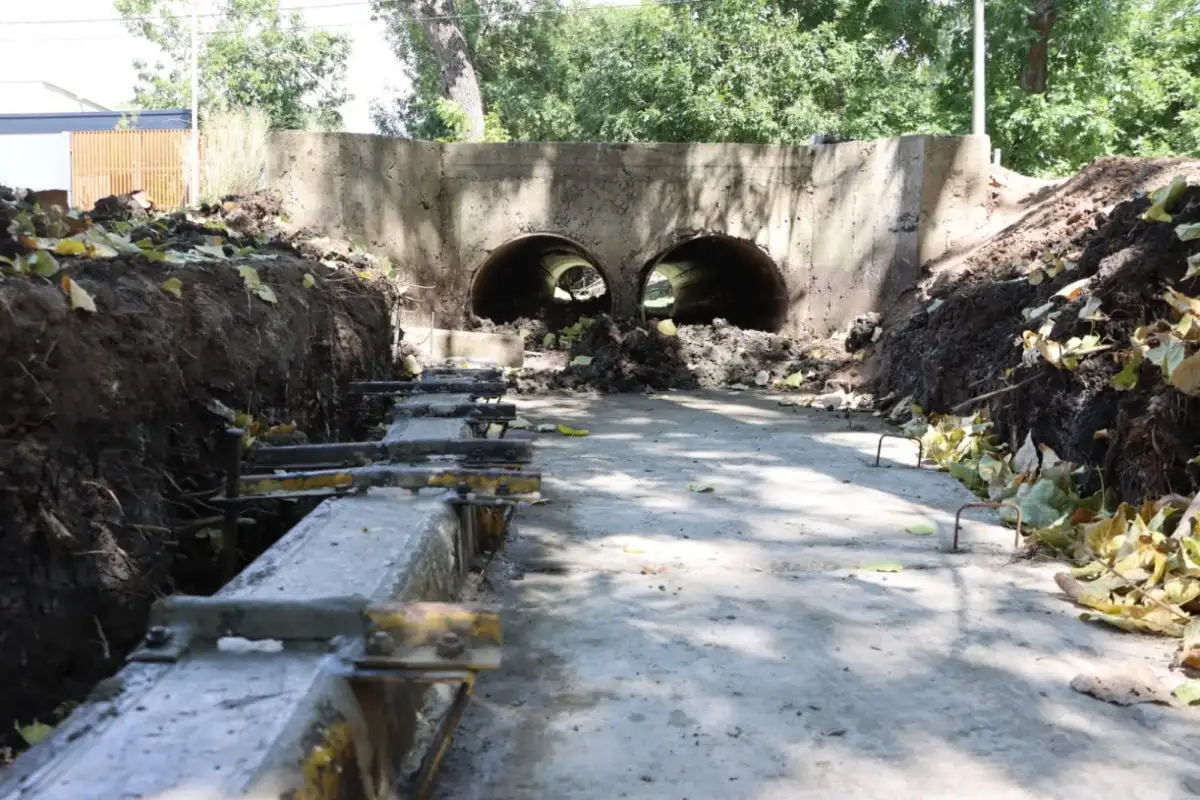 Realizan cordones cuneta, asfaltado y obras hídricas en el barrio Sumalao