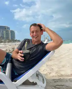 Se quedó sin trabajo por la pandemia, volvió a Tandil y el destino lo llevó a Abu Dabi