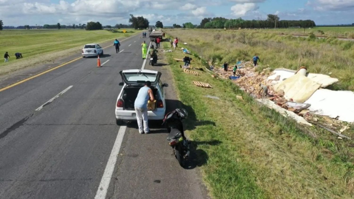 Volcó un camión que transportaba pollos en ruta 2: Particulares saquearon las cajas