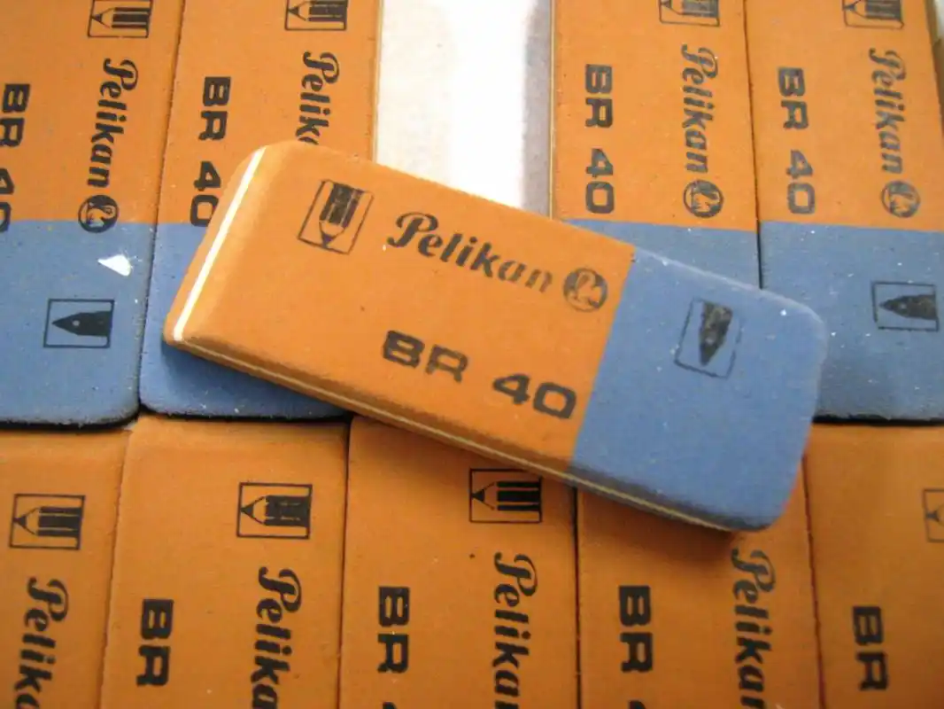 La respuesta que quizás no esperabas: ¿para qué sirve realmente la parte azul de la goma de borrar?