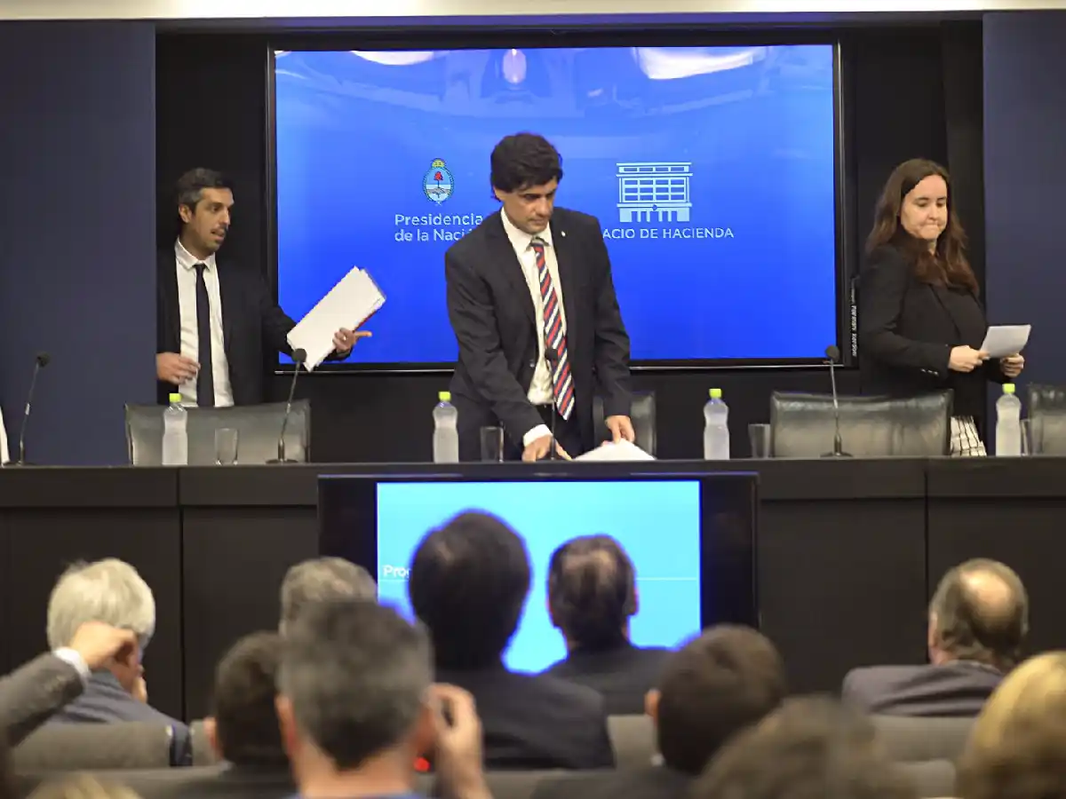 El gobierno retrasa el envío del proyecto sobre la deuda al Congreso: Lacunza no se presentará esta semana