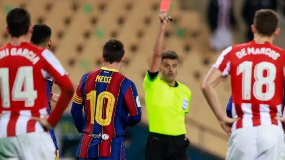 Dos partidos a Messi por golpear a un rival en la Supercopa de España