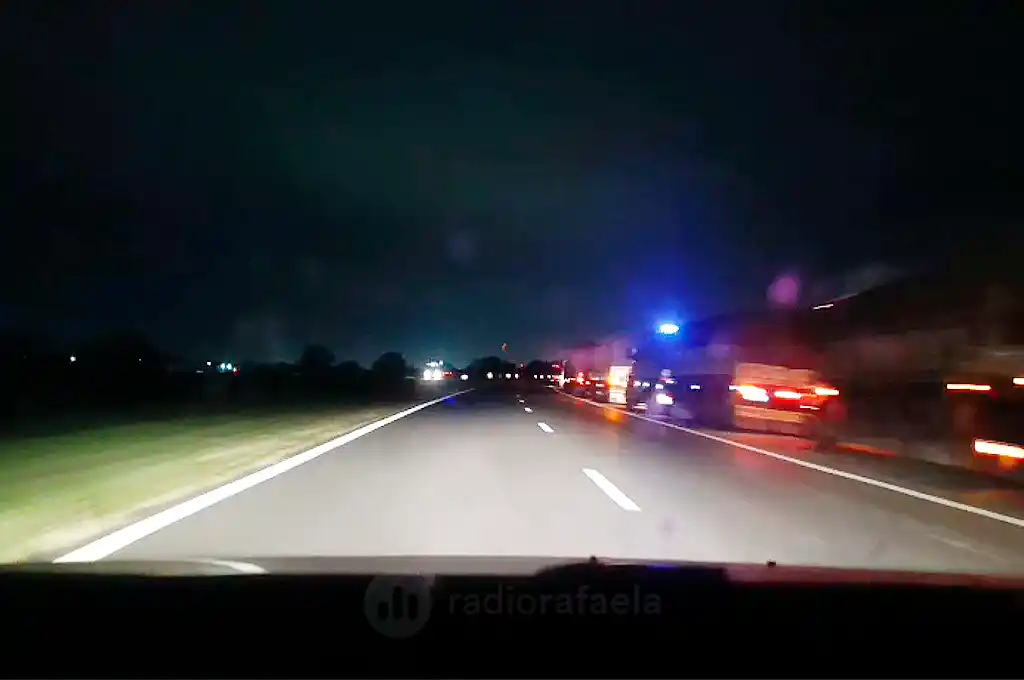 VIDEO | ¿Por qué hay tantos camiones en la banquina de la Autopista Rosario - Santa Fe?