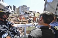 Villa Gesell: Kicillof fue a la zona del derrumbe del hotel y agradeció el apoyo de Nación