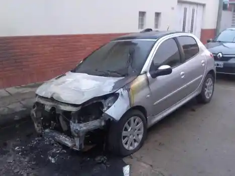 Quemaron un auto en Pro Adelanto Barranquitas