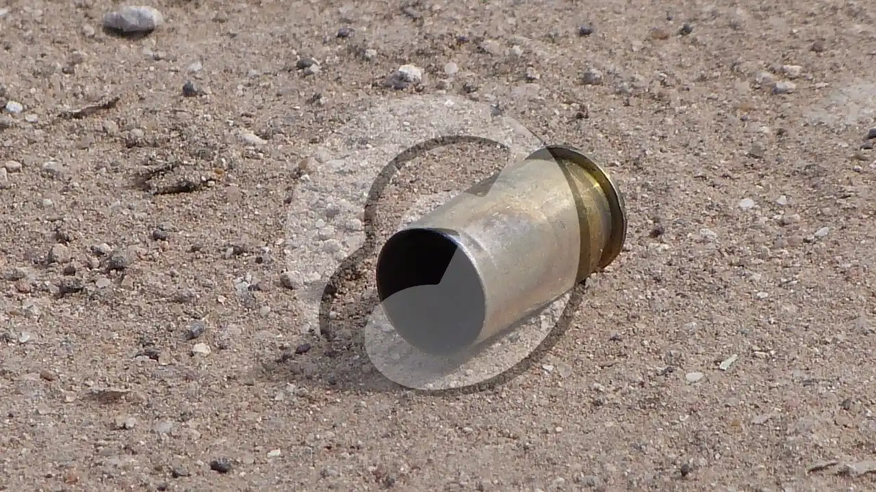 Dispararon y tiraron una molotov contra una casa