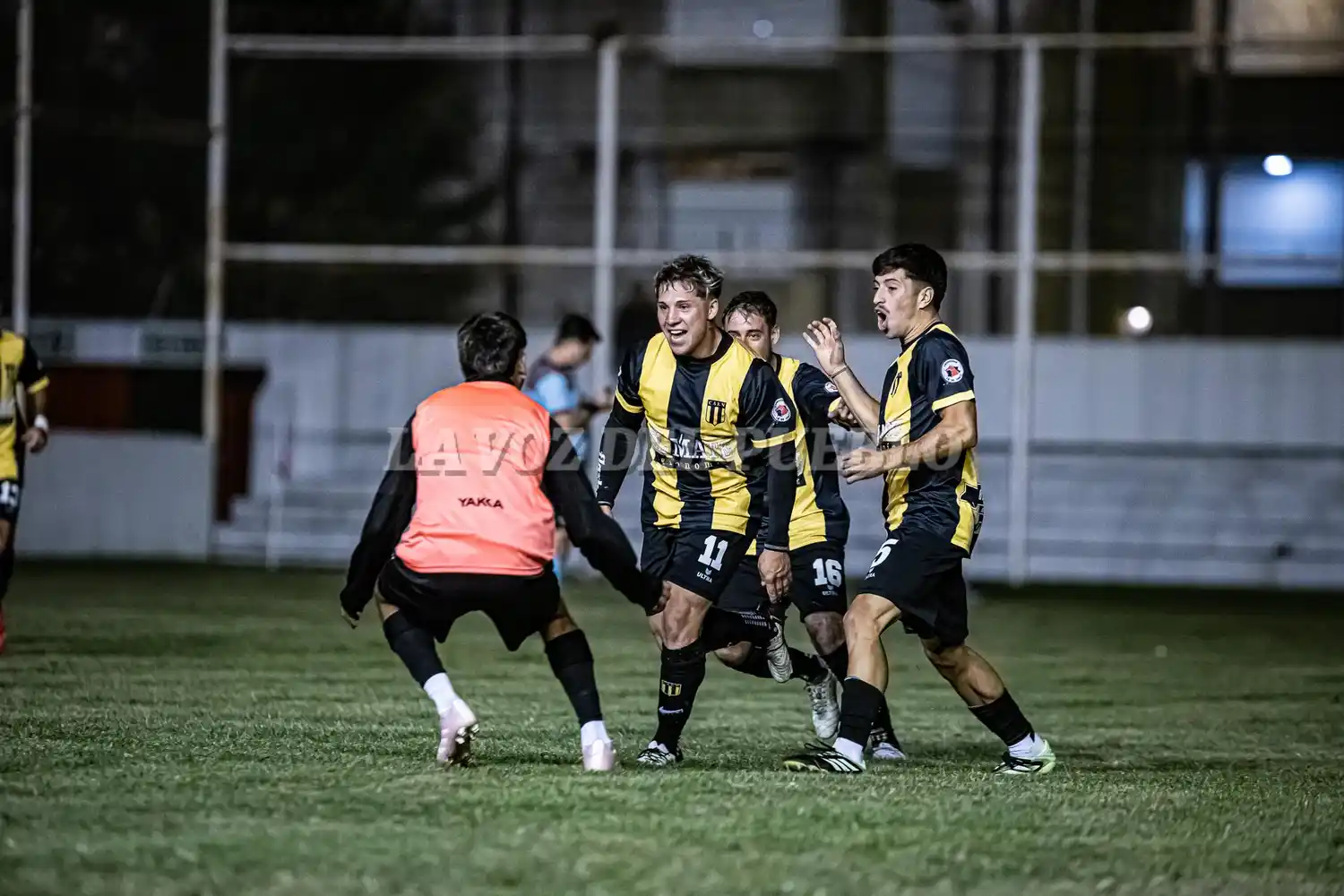 El festejo de Ezequiel Saporiti, figura del partido, tras convertir el tanto que le dio la victoria al Decano y el pase a la final