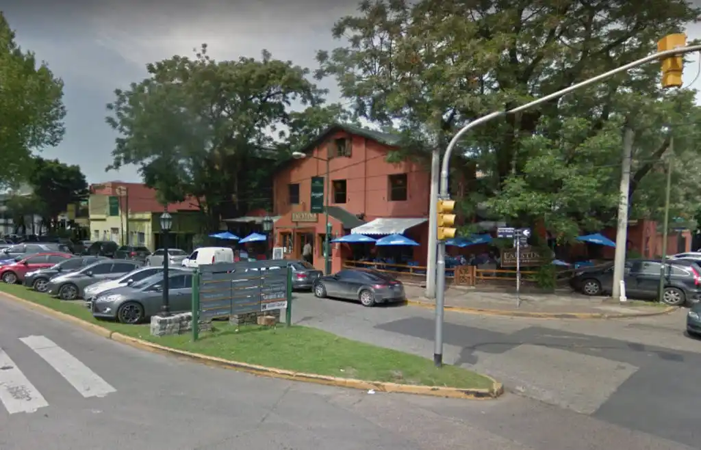 Dos ladrones fallecidos y uno herido al tirotearse con un policía tras un robo