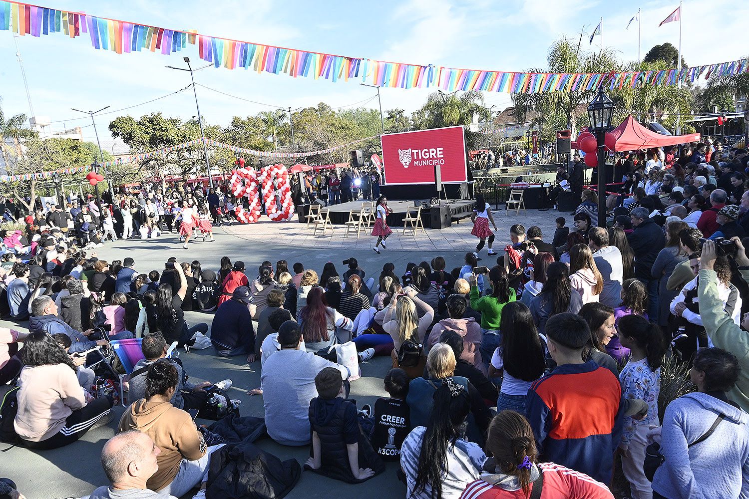 Tigre: Junto a autoridades del Municipio, una multitud festejó el 90° aniversario de El Talar en la plaza central