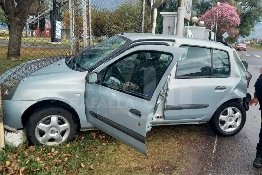 Por poco no fue tragedia: chocó contra un camión y terminó incrustado contra el Aeroclub
