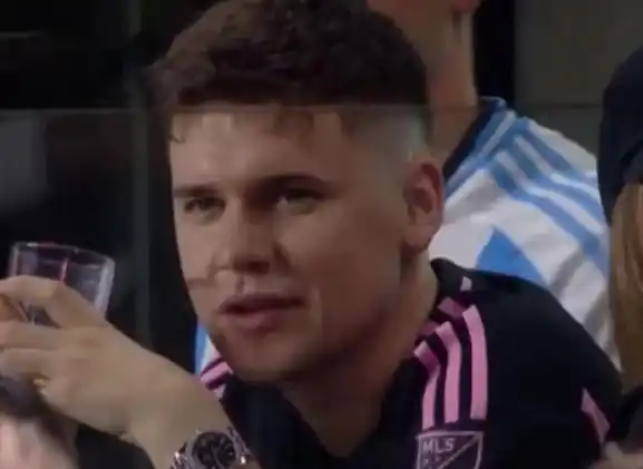 Bizarrap fue sorprendido sin lentes ni gorra en un partido de Lionel Messi: su reacción al ser descubierto