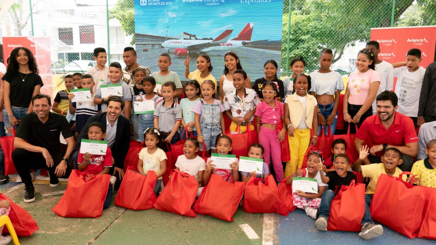 Avianca y Expeditors entregan kits escolares a niños en Cartagena