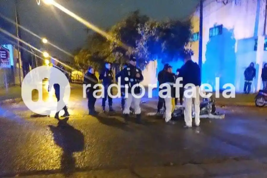 Una motocicleta sola derrapó y se accidentó: el conductor no llevaba casco ni identificación del vehículo