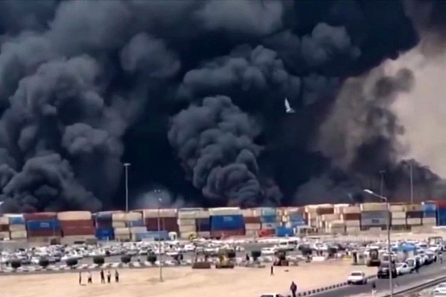 «ENORME EXPLOSIÓN» sacude importante puerto de Irán, con saldo preliminar de 14 fallecidos y más de 700 heridos