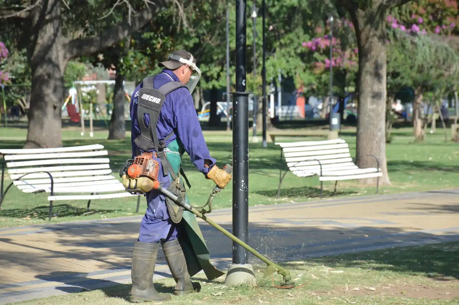 Empleados municipales trabajan en el mantenimiento de la plaza mayor.