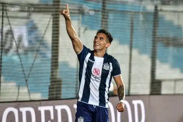 Enzo Díaz firmó contrato y se suma