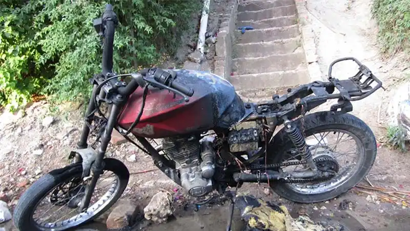 Pese a tener condena condicional, le incendió la moto a su pareja tras una pelea