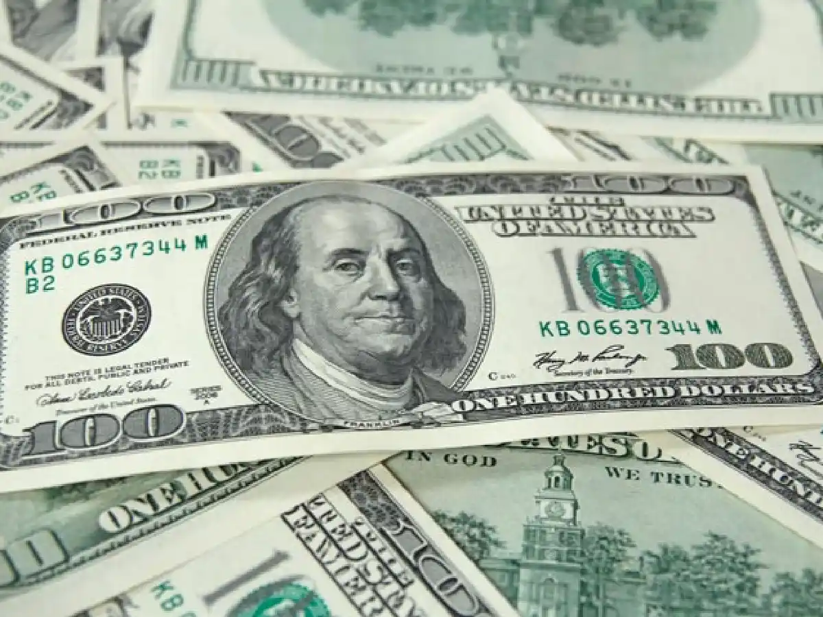 El dólar blue inició septiembre en baja y cerró a $286