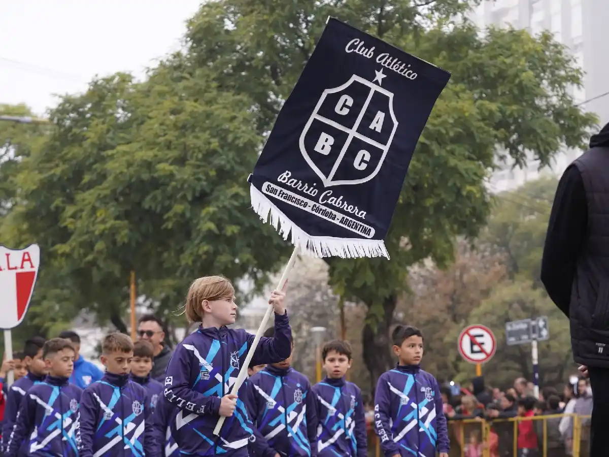 Las entidades deportivas desfilaron por el 25 de Mayo