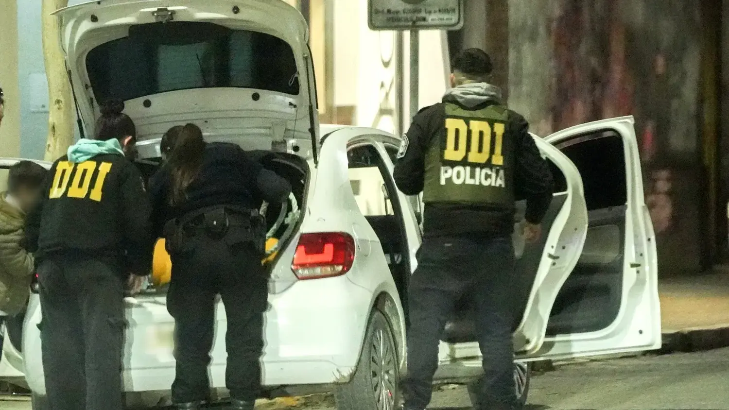 Procedimientos de la DDI en pleno centro, con la requisa de un auto y recorridas por dependencias de un lavadero de vehículos de calle 68 entre 59 y 61