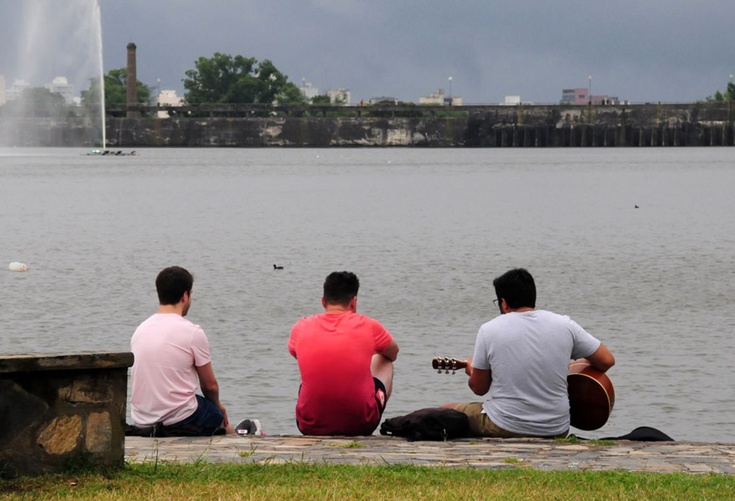 Un verano con poca pileta, temperaturas que no superarán los 30 grados y ciclos de lluvia
