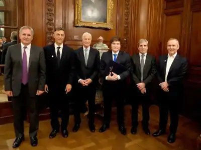 Javier Milei y Jamie Dimon mantuvieron un encuentro con sus respectivos equipos.