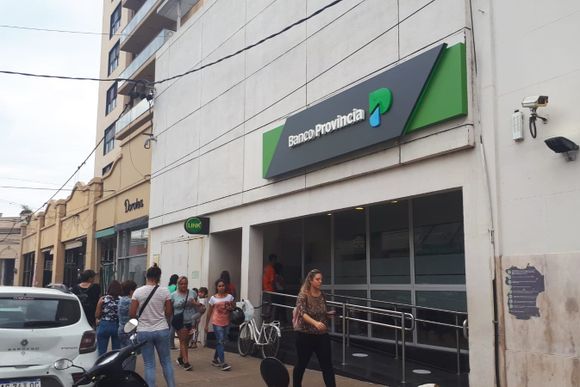 Rige el horario de verano y los bancos abren de 8 a 13
