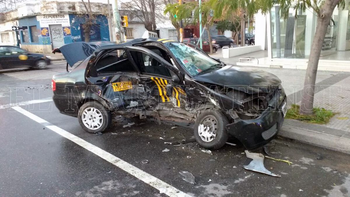Persecución y choque en Colón e Italia: un taxi quedó destruido
