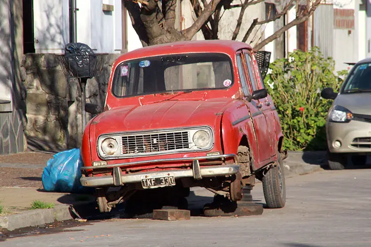 Autos abandonados que generan inconvenientes