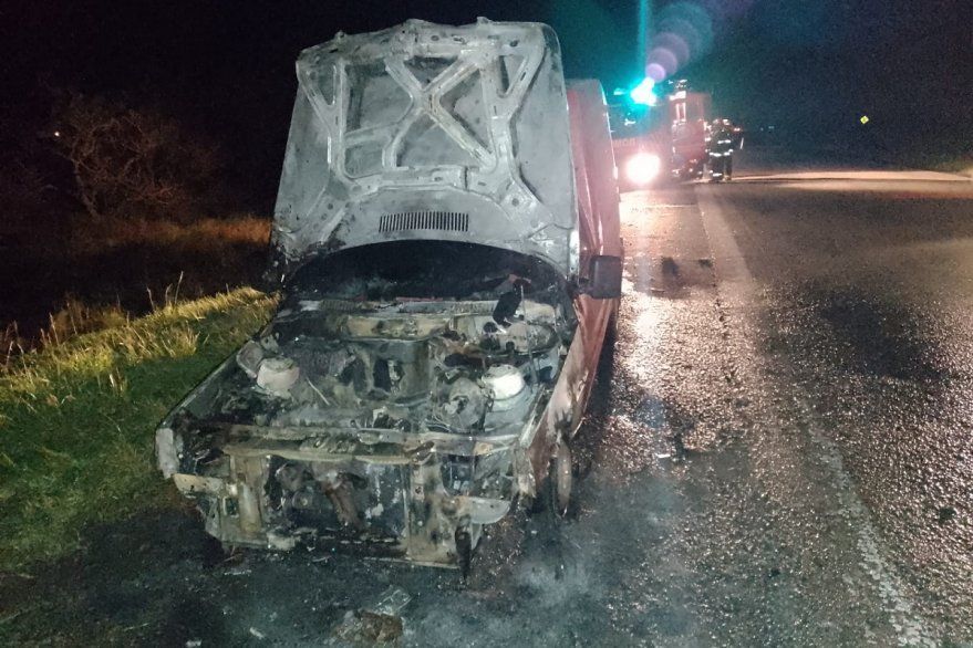 Ruta 14 : viabajan por la autovía y se les incendió el utilitario