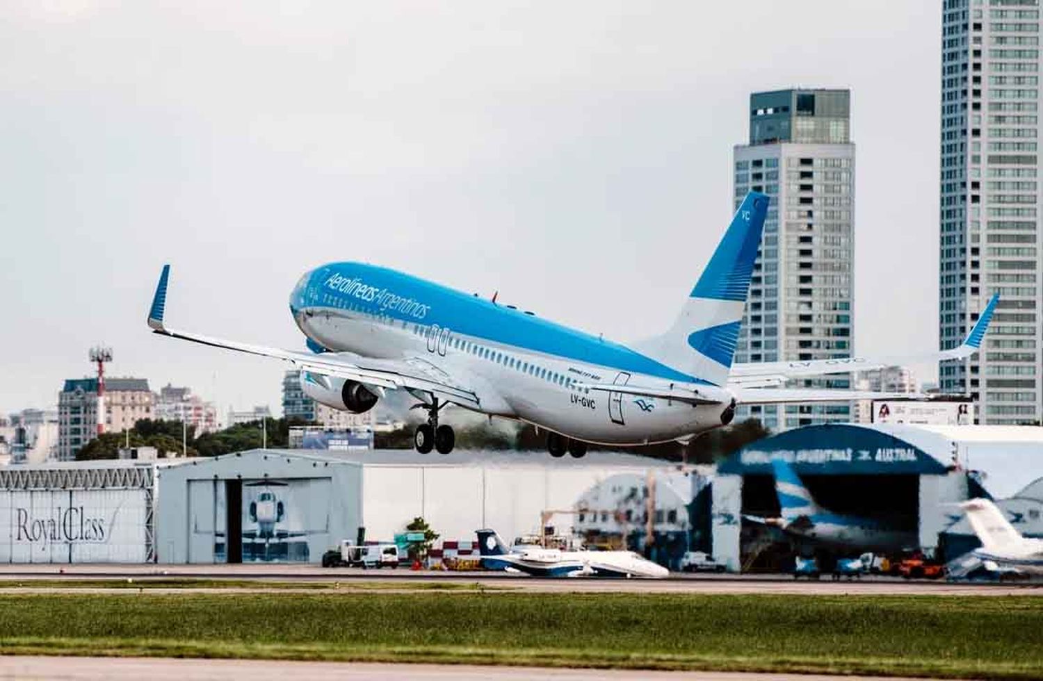 El Gobierno anunció que inició tratativas con empresas latinoamericanas para que se hagan cargo de Aerolíneas