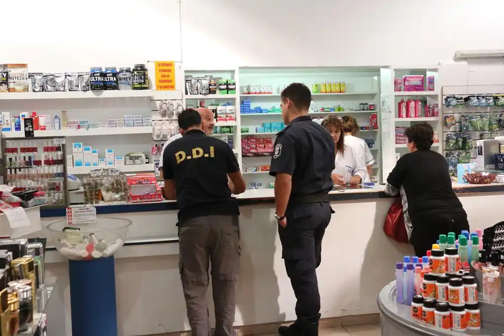 Solitario delincuente se llevó dinero de  la farmacia de Figueroa al 700