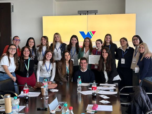 Impulso a las mujeres en la aviación: joven santafesina recibe beca universitaria de Aeropuertos Argentina