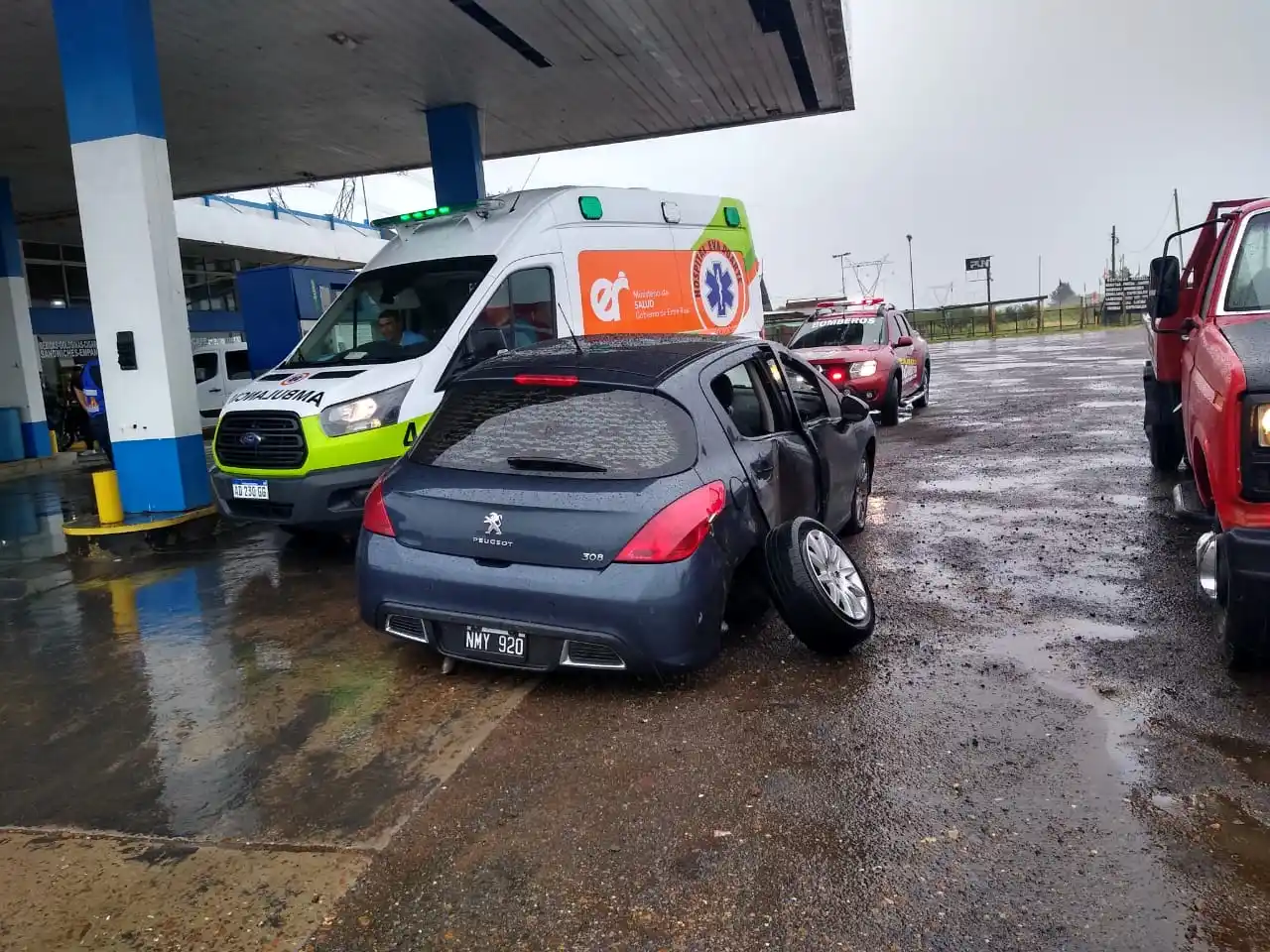 Un auto despistó y terminó en una estación de servicios: tres hospitalizados 