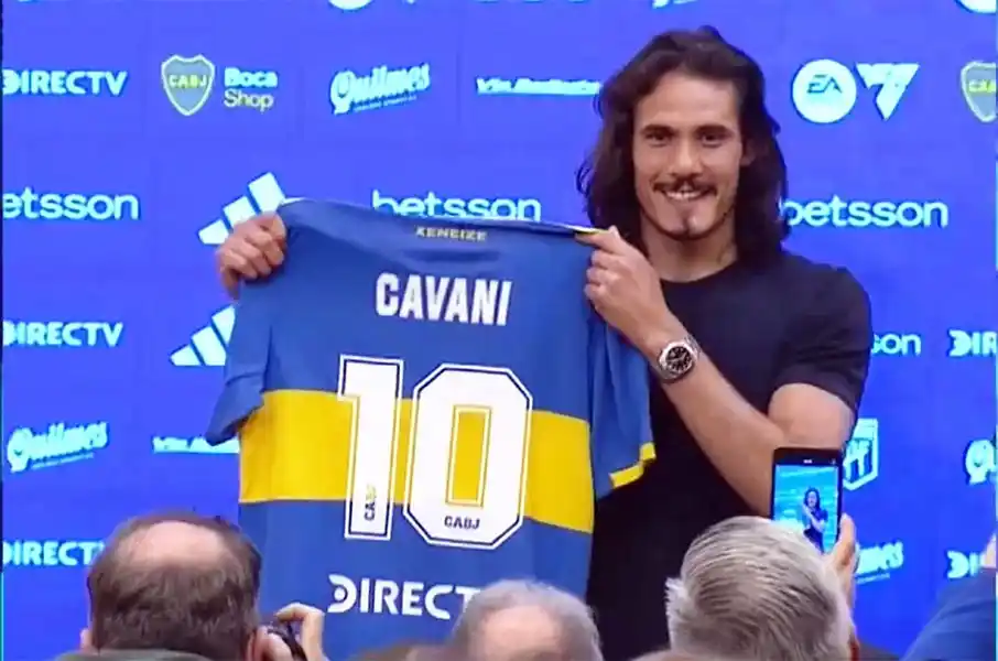 Vibrante recibimiento al goleador Cavani
