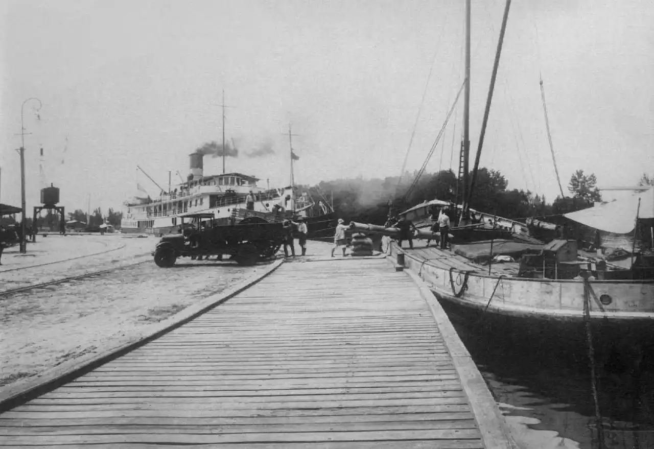 Antiguo muelle de madera, en 1935. Se observan los vapores "Viena" y "Luna".