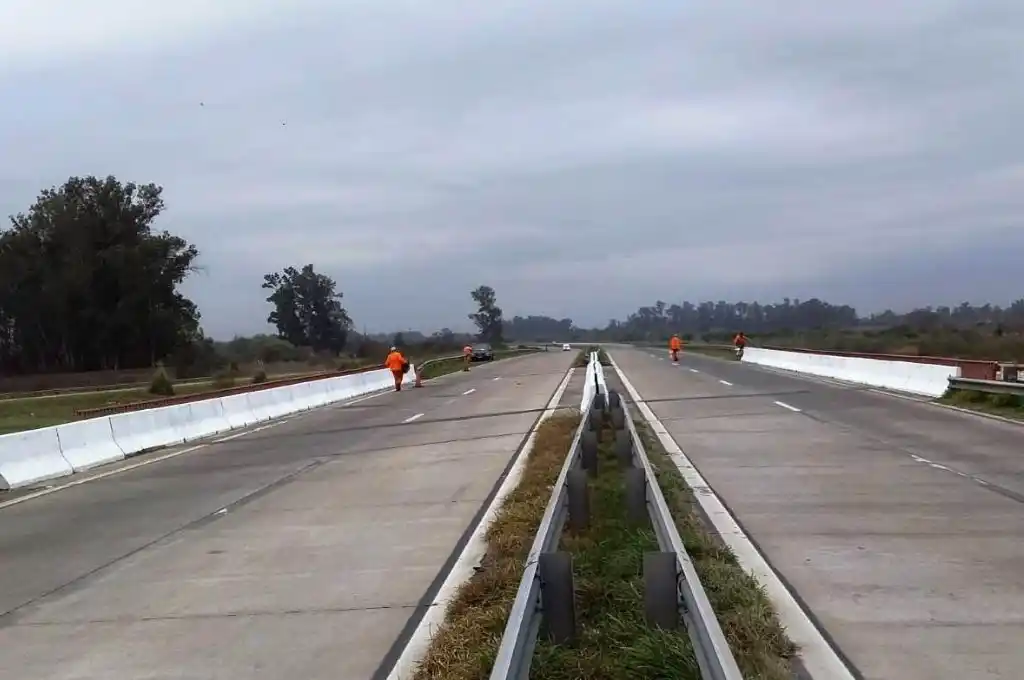 En circunvalación oeste de Santa Fe y Ruta 11 se realizan trabajos de mantenimiento